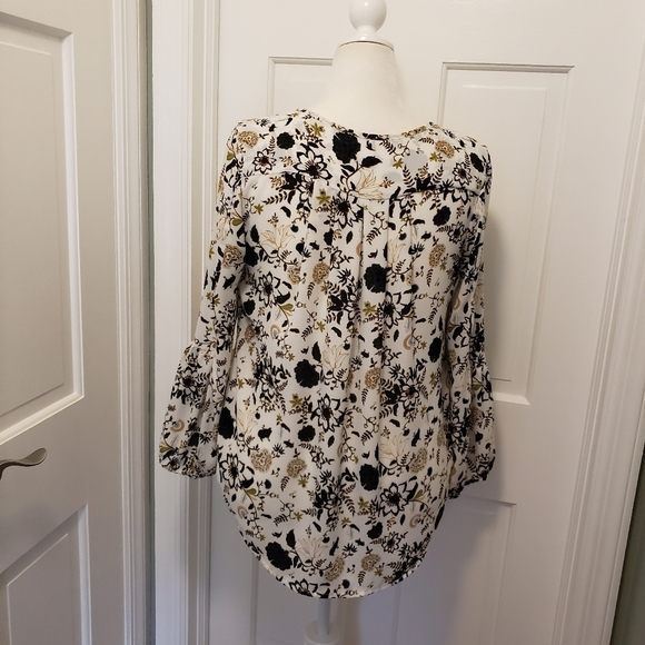 Violet + Claire Floral Print Blouse Size Large, Business Casual - Picture 3 of 9
